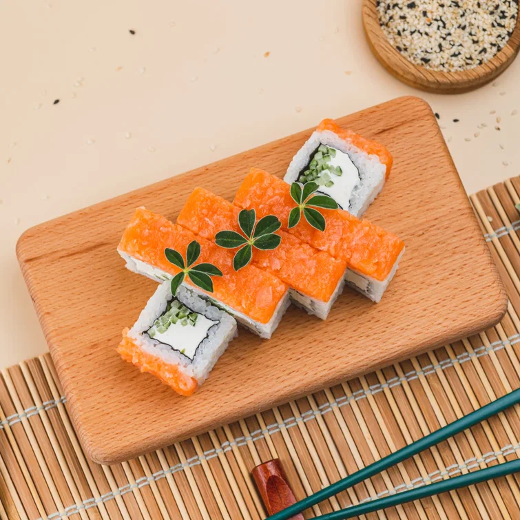 Фото Филадельфия с огурцом и рубленным лососем 